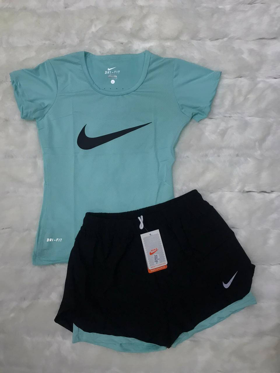 Conjunto deportivo Nike para dama short y remera - ArturoPrendasPy - ID  1099683